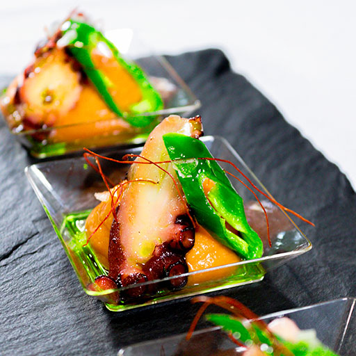 Pulpo Sobre Hummus de Pimentón Ahumado